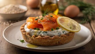 Recette : tartelette de blé noir au fromage frais, ail, fines herbes et saumon