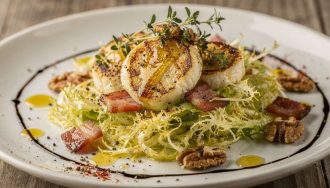 Salade Frisée et Fromage de Brebis Chaud au Miel : recette Gourmande