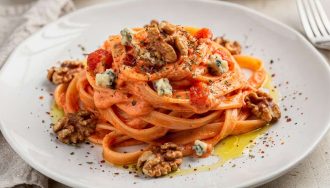 Fettucine à la tomate, noix et crème de fromage bleu : une recette savoureuse