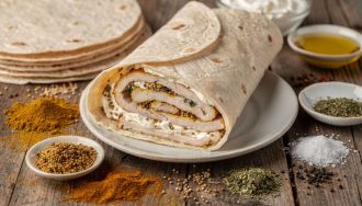 Wrap de dinde et fromage à la moutarde, curry et coriandre : une recette savoureuse