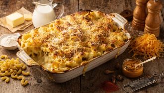 Gratin de macaronis au cheddar : recette de mac and cheese crémeux