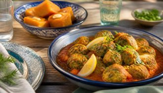 Boulettes de poisson à la marocaine en sauce tomate épicée avec coriandre fraîche, servies dans un plat en terre cuite, et basboussa au sirop de fleur d'oranger garnie d'amandes effilées