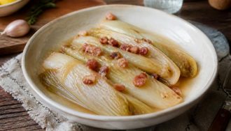 Endives braisées cuites au Cookeo dans un plat blanc, texture fondante et dorée, prêtes à servir