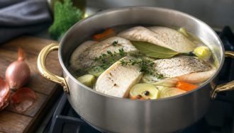 Cuisson du poisson au court-bouillon : temps et astuces