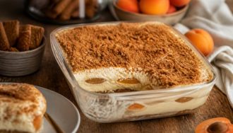 Tiramisu aux abricots et spéculoos servi en verrines individuelles, crème mascarpone onctueuse et coulis d'abricots dorés visibles en couches