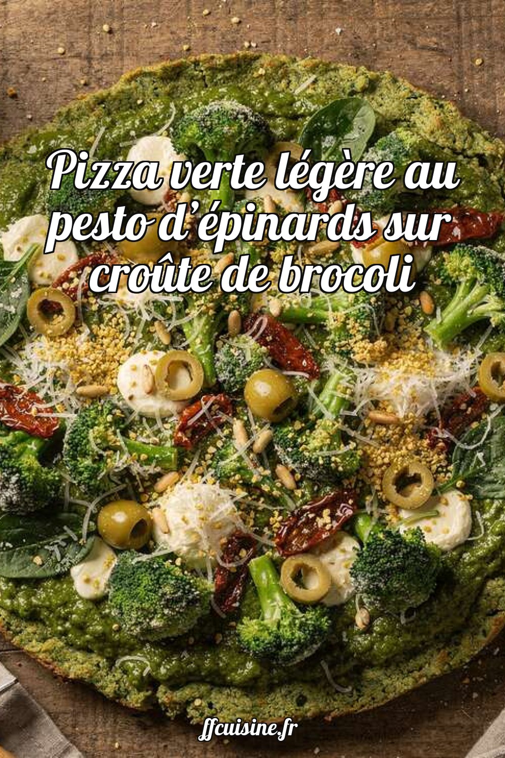 Pizza verte légère au pesto d'épinards sur croûte de brocoli