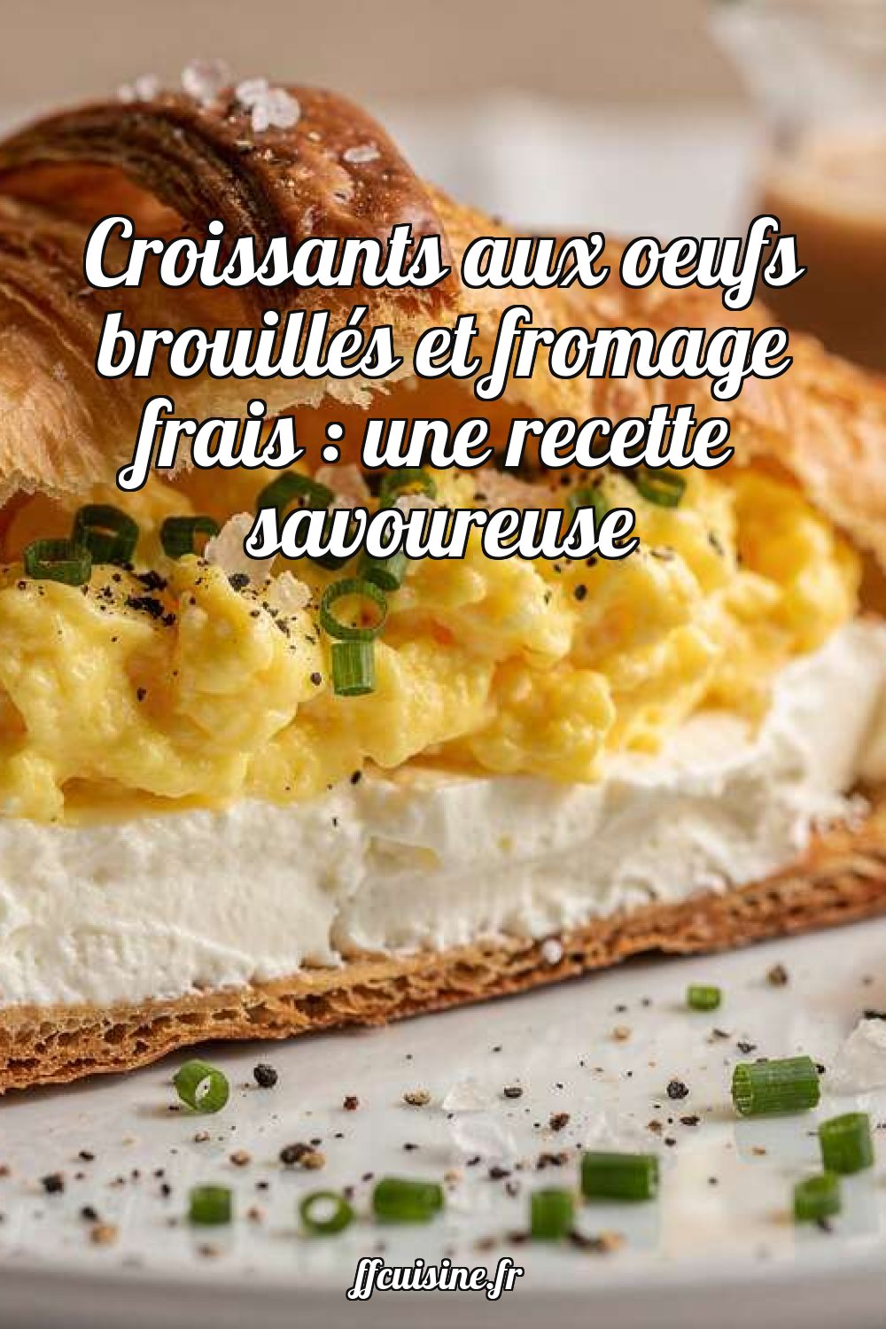 Croissants aux œufs brouillés et fromage frais